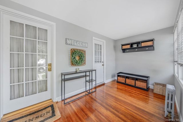 24 Huntington Ave, Lynbrook, NY 11563