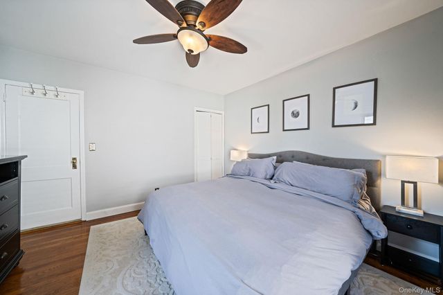 24 Huntington Ave, Lynbrook, NY 11563
