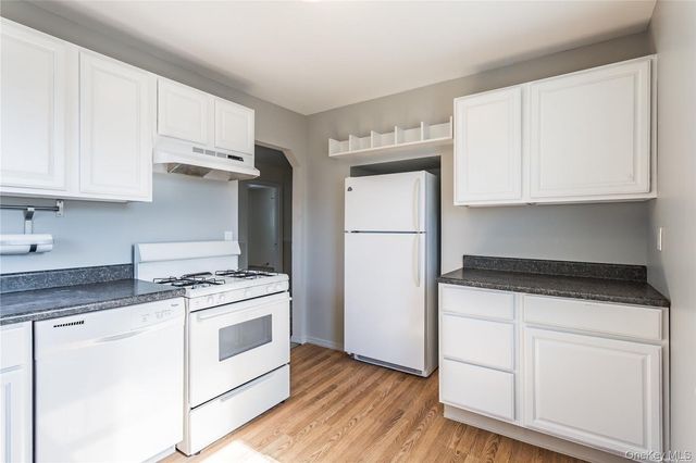 24 Huntington Ave, Lynbrook, NY 11563