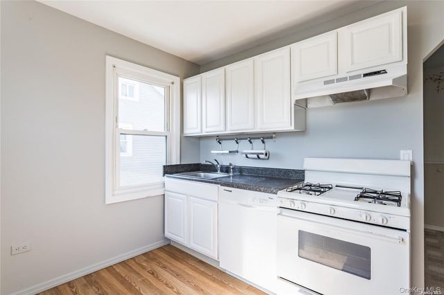 24 Huntington Ave, Lynbrook, NY 11563