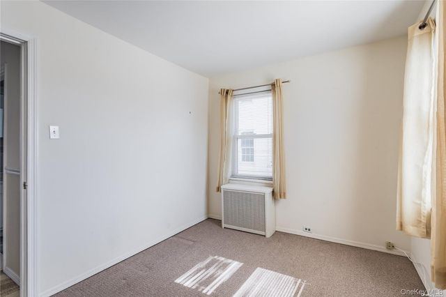 24 Huntington Ave, Lynbrook, NY 11563