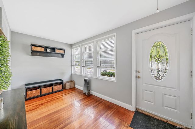 24 Huntington Ave, Lynbrook, NY 11563
