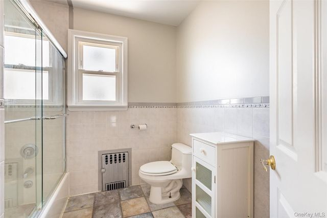 24 Huntington Ave, Lynbrook, NY 11563