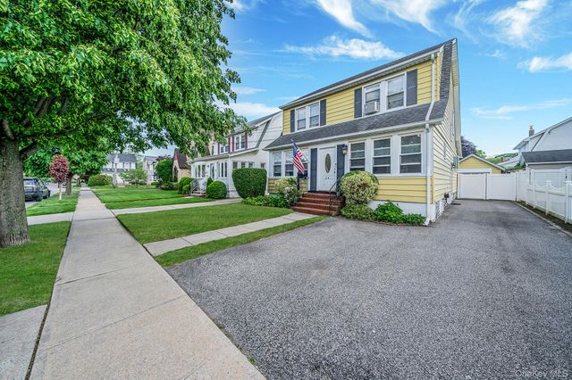24 Huntington Ave, Lynbrook, NY 11563