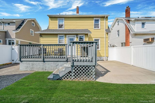 24 Huntington Ave, Lynbrook, NY 11563
