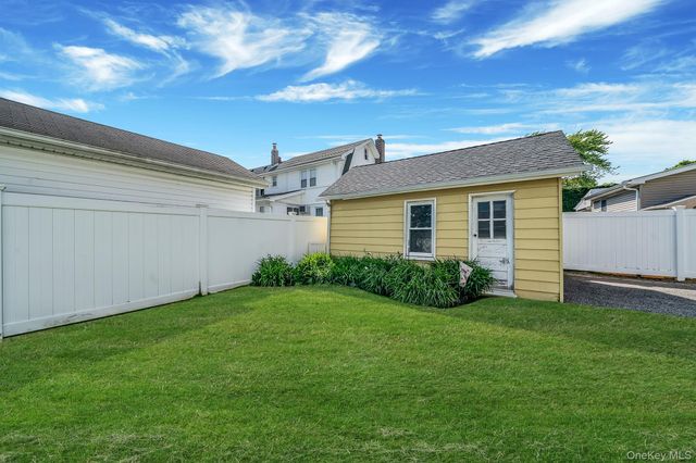 24 Huntington Ave, Lynbrook, NY 11563