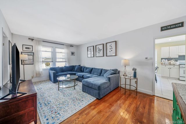 24 Huntington Ave, Lynbrook, NY 11563