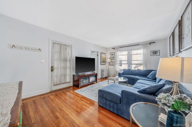 24 Huntington Ave, Lynbrook, NY 11563