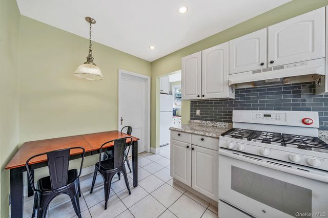 24 Huntington Ave, Lynbrook, NY 11563