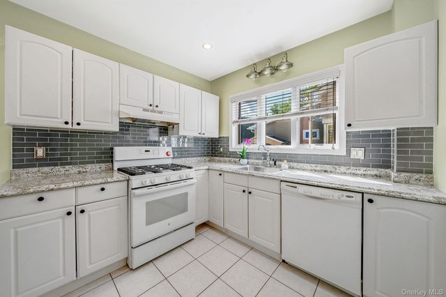 24 Huntington Ave, Lynbrook, NY 11563
