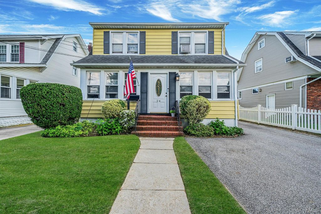 24 Huntington Ave, Lynbrook, NY 11563