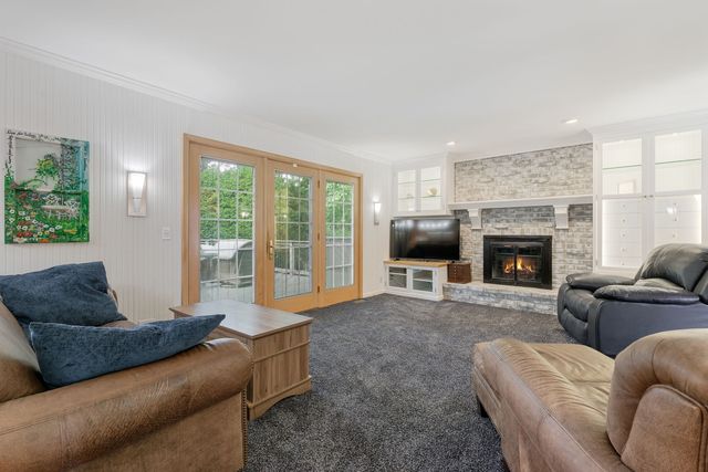 174 S Montclair Avenue, Glen Ellyn, IL 60137