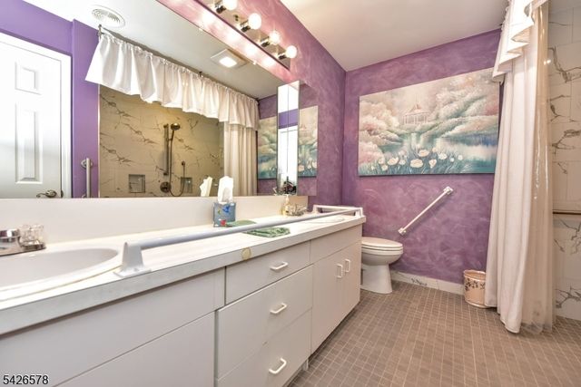 11 Collura Ln, Clifton City, NJ 07012