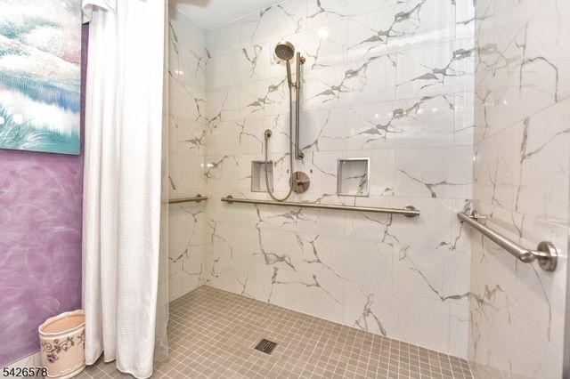 11 Collura Ln, Clifton City, NJ 07012