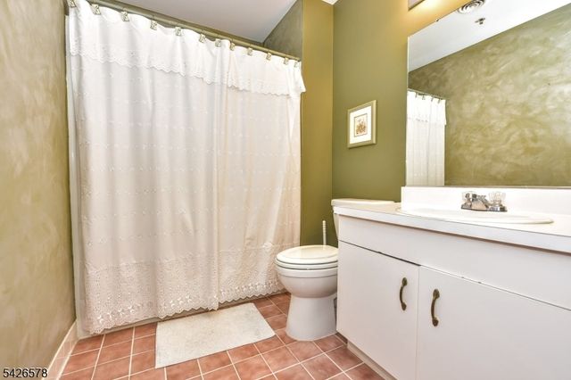 11 Collura Ln, Clifton City, NJ 07012