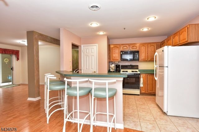 11 Collura Ln, Clifton City, NJ 07012