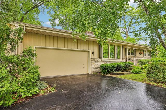 W213N5425 Kenmore DRIVE, Menomonee Falls, WI 53051
