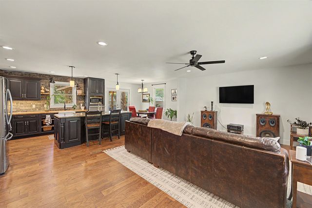 2120 Applewood Ln, Salina, KS 67401