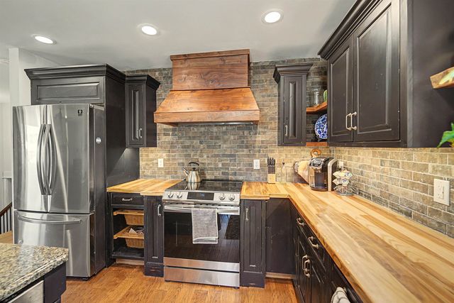 2120 Applewood Ln, Salina, KS 67401