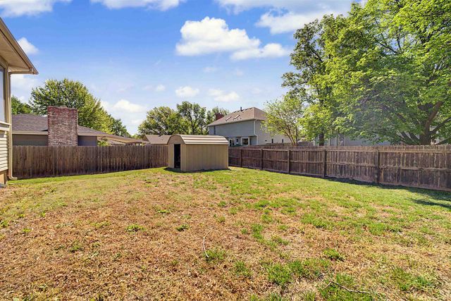 2120 Applewood Ln, Salina, KS 67401