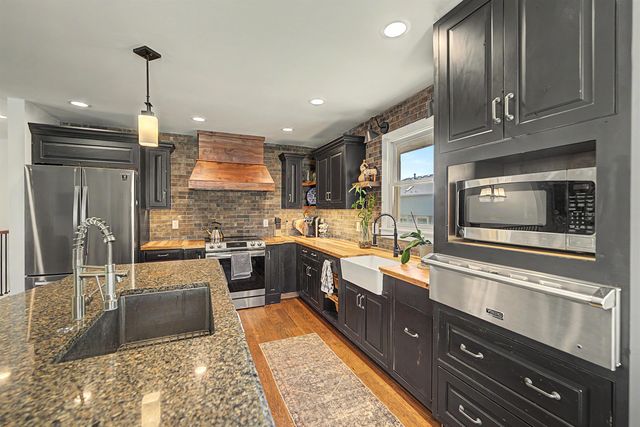 2120 Applewood Ln, Salina, KS 67401