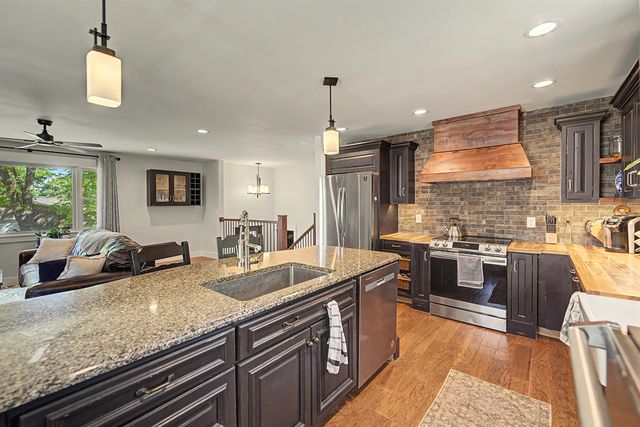 2120 Applewood Ln, Salina, KS 67401