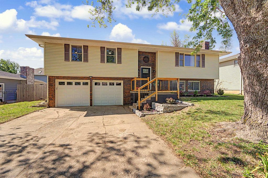 2120 Applewood Ln, Salina, KS 67401