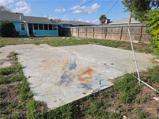 325 S Saunders St S, Aransas Pass, TX 78336