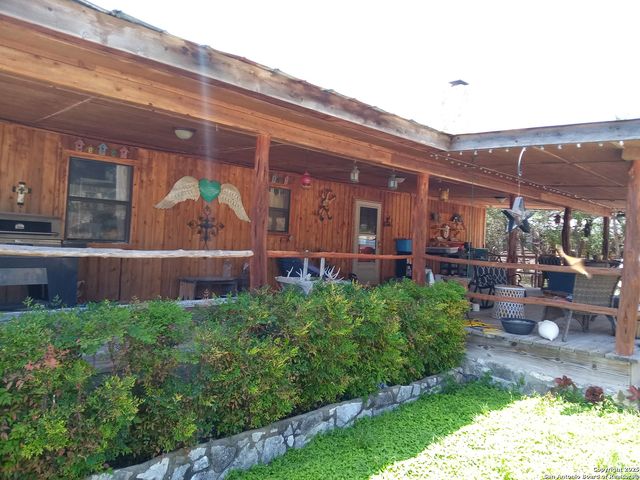 902 Mariposa Ave, Concan, TX 78838