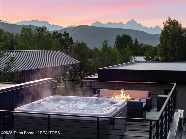 855 WHEATLEIGH Way, Jackson, WY 83001