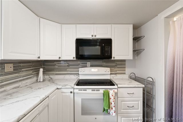 3042 Wooded Way, Jeffersonville, IN 47130