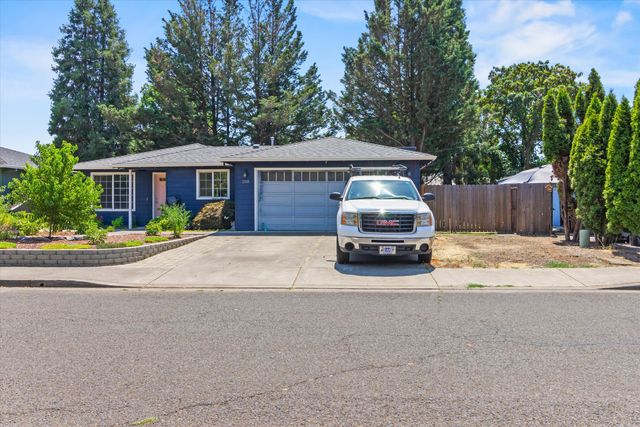 108 Shadow Wood Court, Central Point, OR 97502
