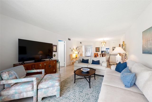 9420 S Hollybrook Lake Drive 109, Pembroke Pines, FL 33025
