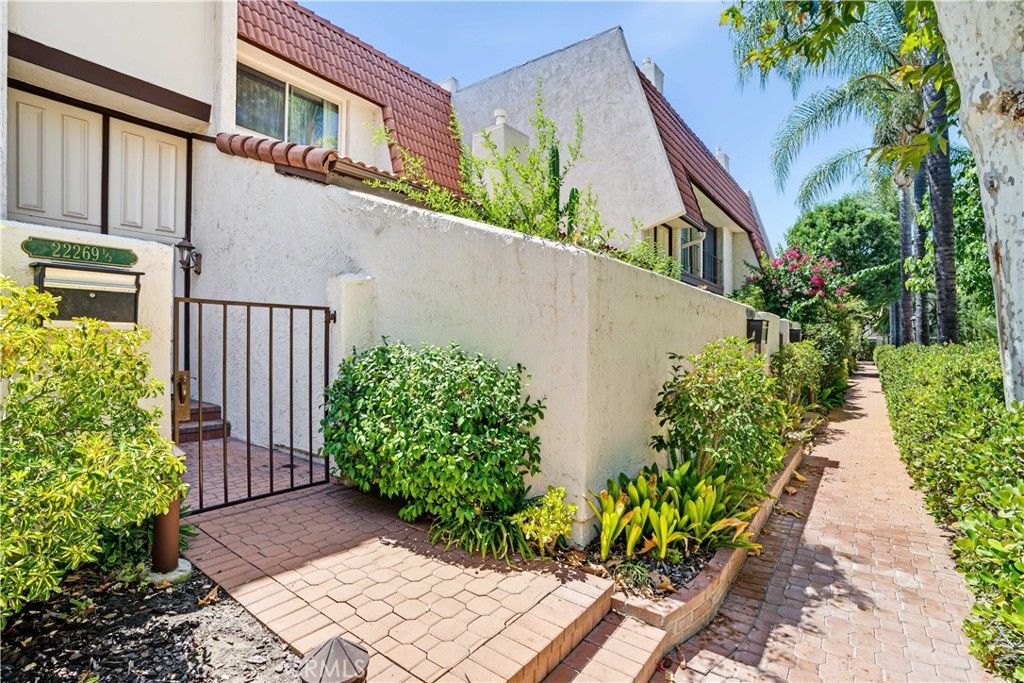 22269 1/2 Erwin, Woodland Hills, CA 91367 — photo 2