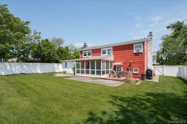 330 Woods Road, North Babylon, NY 11703