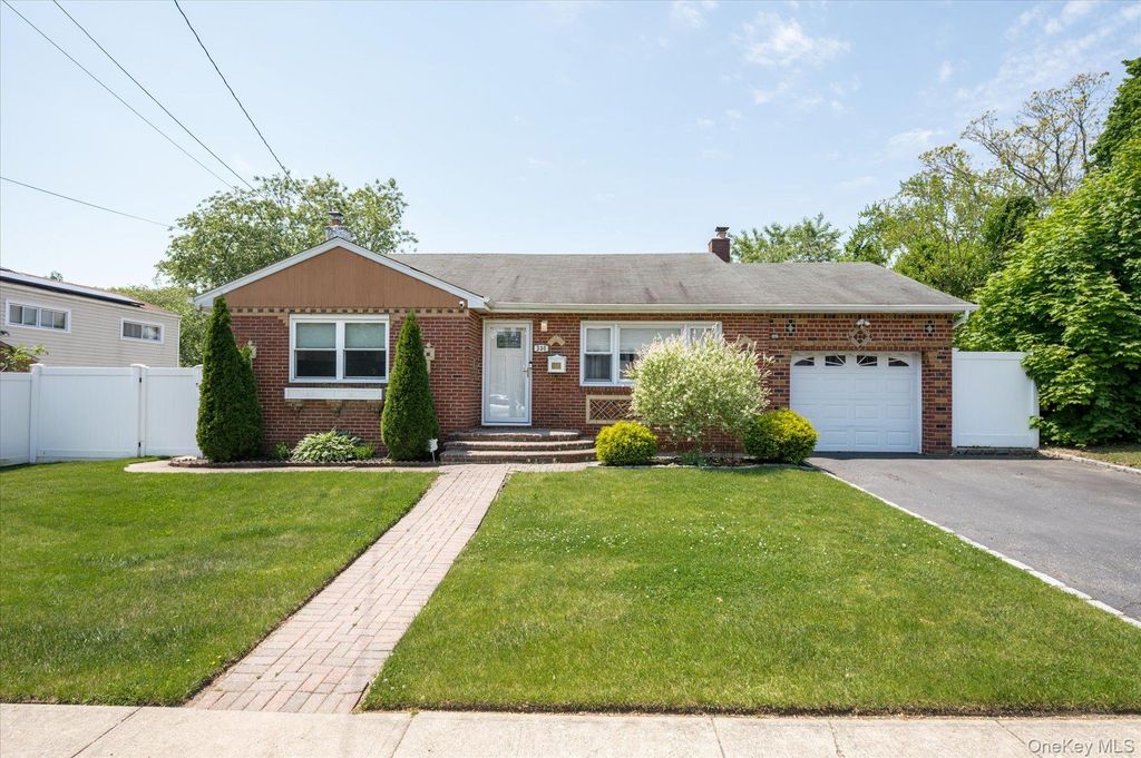 330 Woods Road, North Babylon, NY 11703