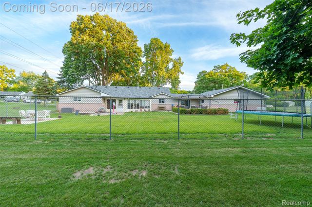 921 E Northfield Avenue, Pontiac, MI 48340