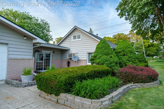921 E Northfield Avenue, Pontiac, MI 48340