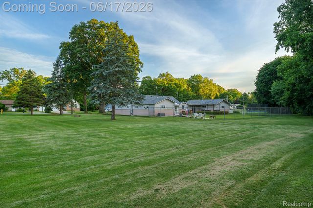 921 E Northfield Avenue, Pontiac, MI 48340