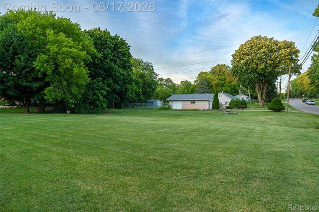 921 E Northfield Avenue, Pontiac, MI 48340