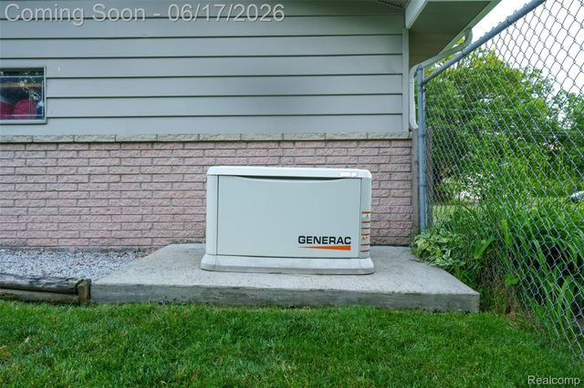 921 E Northfield Avenue, Pontiac, MI 48340