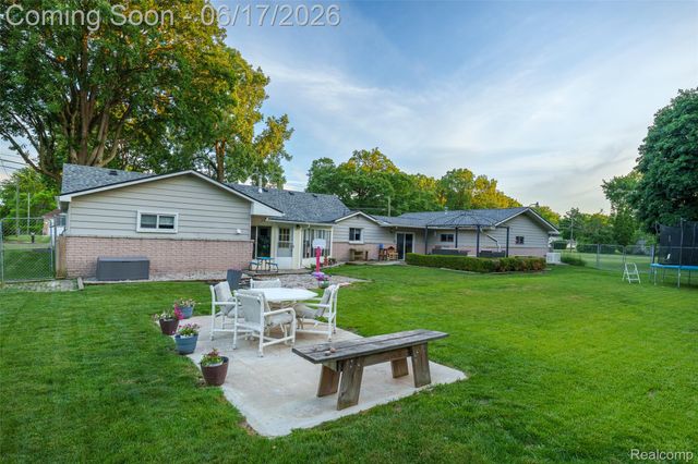 921 E Northfield Avenue, Pontiac, MI 48340