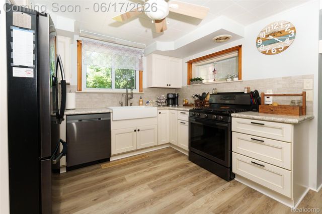 921 E Northfield Avenue, Pontiac, MI 48340
