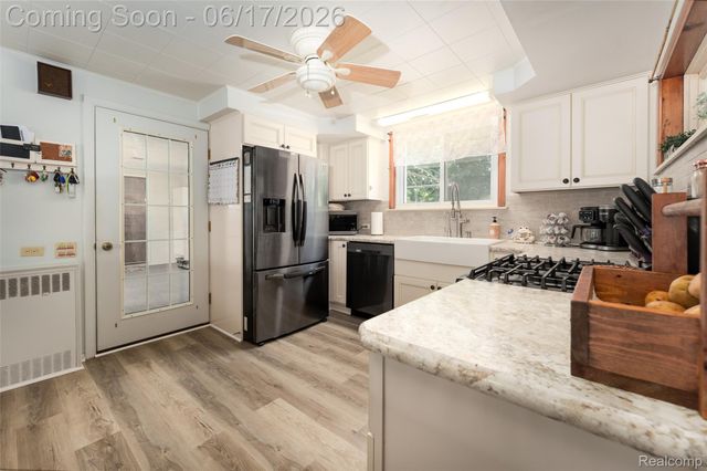 921 E Northfield Avenue, Pontiac, MI 48340