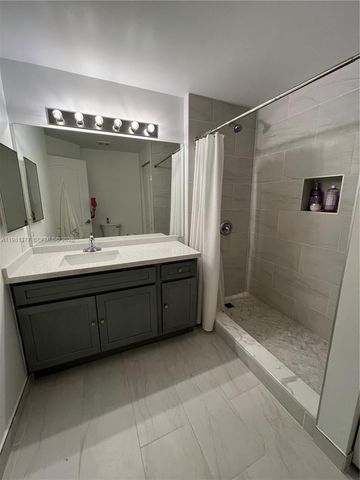 6001 SW 70th St 318, South Miami, FL 33143