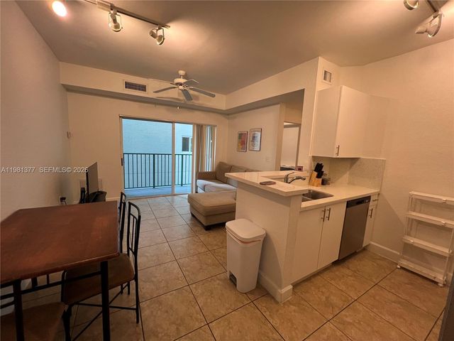 6001 SW 70th St 318, South Miami, FL 33143