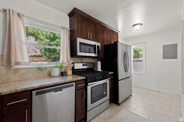 802 S BROOKSIDE DR, Springville, UT 84663