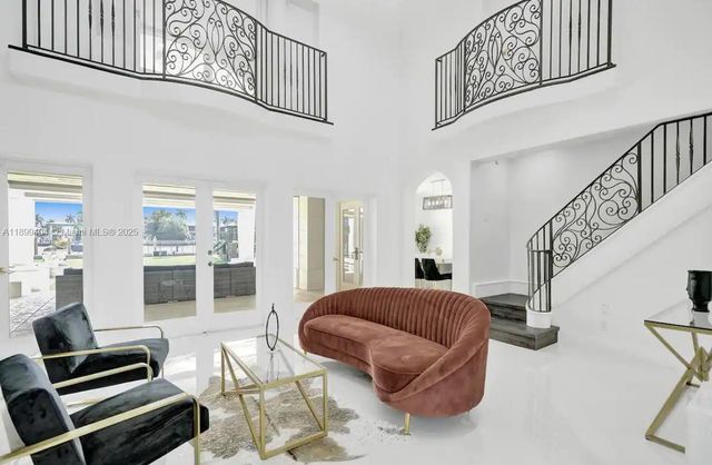 929 N Southlake Dr, Hollywood, FL 33019