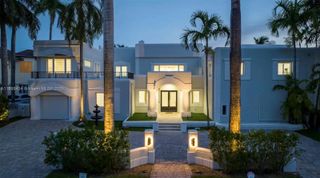 929 N Southlake Dr, Hollywood, FL 33019