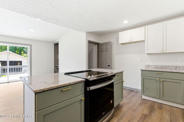 290 N Steedland Dr, Louisville, KY 40229